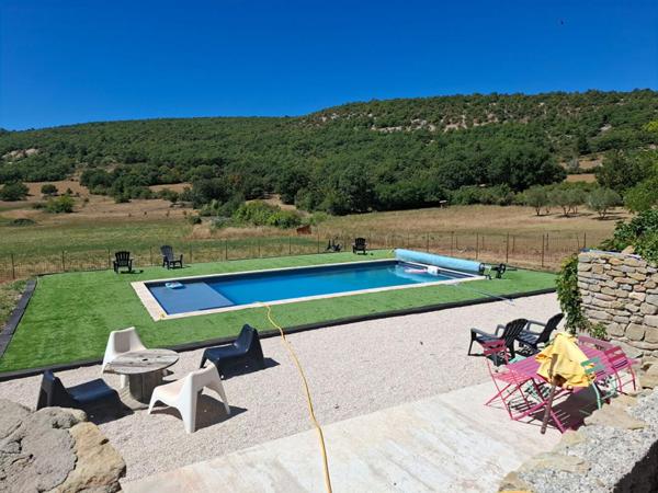PAYS DE FORCALQUIER, BELLE PROPRIETE DE 140 M² AVEC GARAGE + GÎTE, CHAMBRE D'HÔTE ET PISCINE SUR PLUS D'UN HECTARE DE TERRAIN