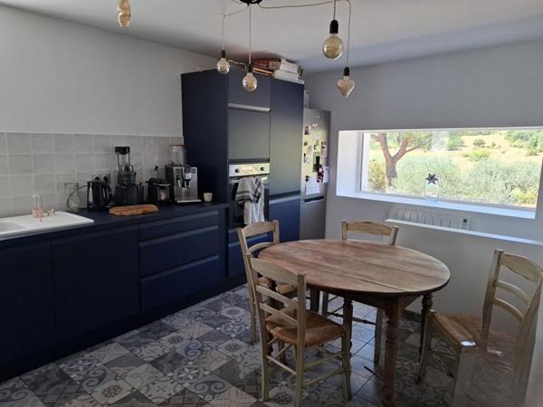 PAYS DE FORCALQUIER, BELLE PROPRIETE DE 140 M² AVEC GARAGE + GÎTE, CHAMBRE D'HÔTE ET PISCINE SUR PLUS D'UN HECTARE DE TERRAIN