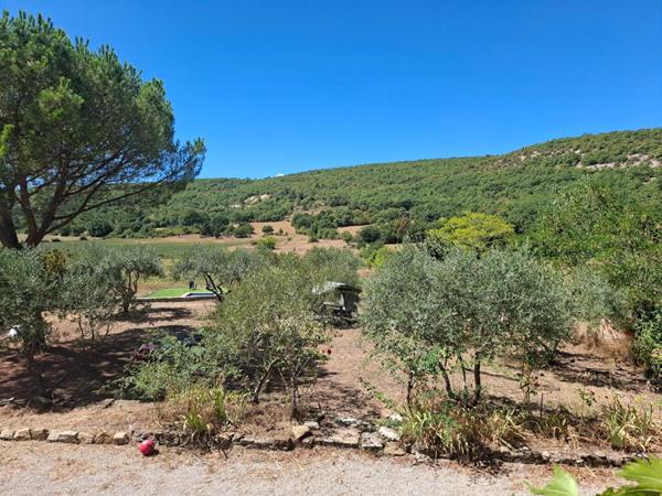 PAYS DE FORCALQUIER, BELLE PROPRIETE DE 140 M² AVEC GARAGE + GÎTE, CHAMBRE D'HÔTE ET PISCINE SUR PLUS D'UN HECTARE DE TERRAIN