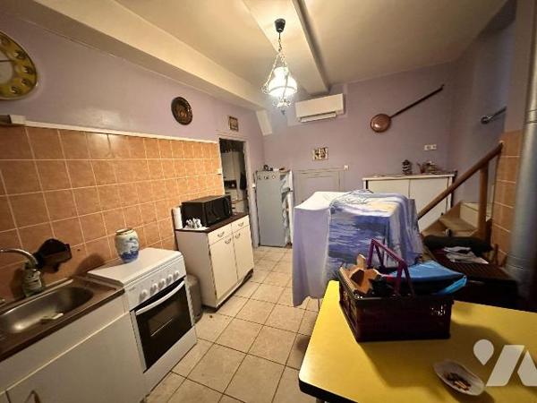 Maison d'habitation comprenant : une cuisine avec un accès à un cellier, une salle de bains, un...