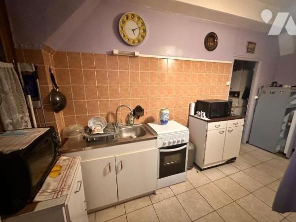 Maison d'habitation comprenant : une cuisine avec un accès à un cellier, une salle de bains, un...