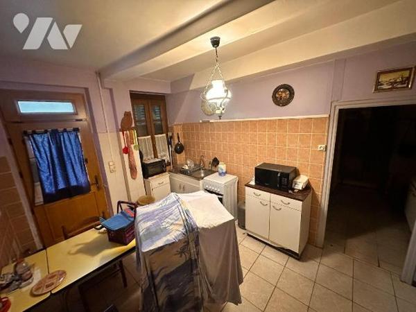 Maison d'habitation comprenant : une cuisine avec un accès à un cellier, une salle de bains, un...