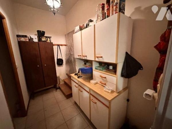 Maison d'habitation comprenant : une cuisine avec un accès à un cellier, une salle de bains, un...