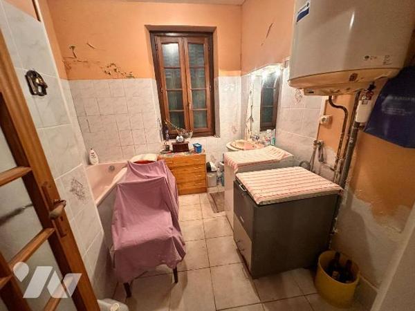 Maison d'habitation comprenant : une cuisine avec un accès à un cellier, une salle de bains, un...