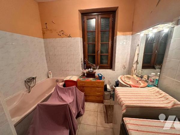 Maison d'habitation comprenant : une cuisine avec un accès à un cellier, une salle de bains, un...