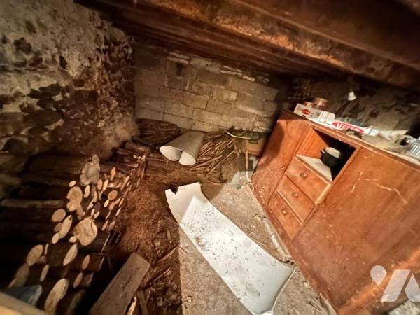 Maison d'habitation comprenant : une cuisine avec un accès à un cellier, une salle de bains, un...