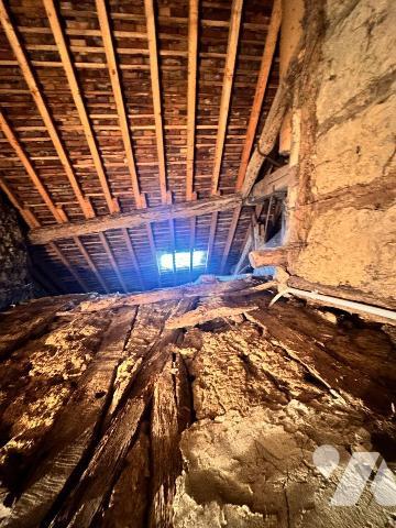 Maison d'habitation comprenant : une cuisine avec un accès à un cellier, une salle de bains, un...