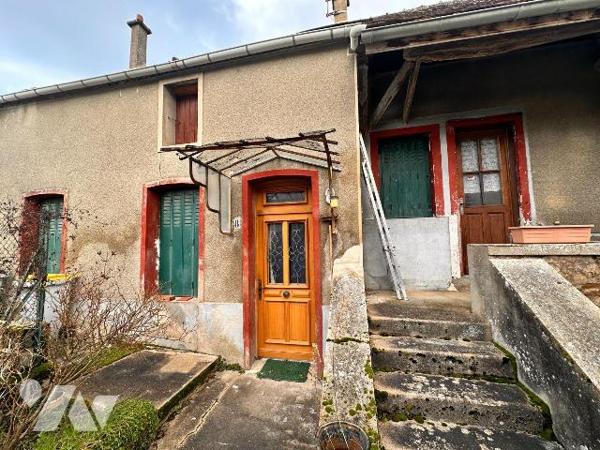 Maison d'habitation comprenant : une cuisine avec un accès à un cellier, une salle de bains, un...