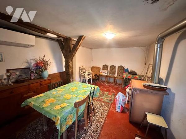 Maison d'habitation comprenant : une cuisine avec un accès à un cellier, une salle de bains, un...