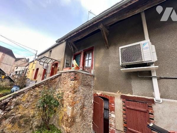 Maison d'habitation comprenant : une cuisine avec un accès à un cellier, une salle de bains, un...