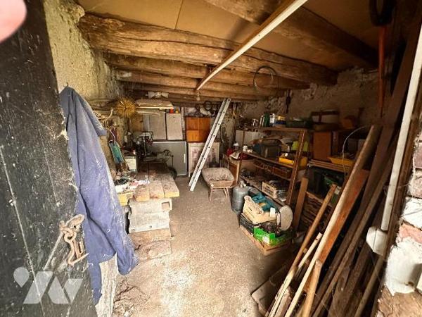 Maison d'habitation comprenant : une cuisine avec un accès à un cellier, une salle de bains, un...