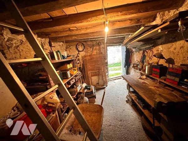 Maison d'habitation comprenant : une cuisine avec un accès à un cellier, une salle de bains, un...