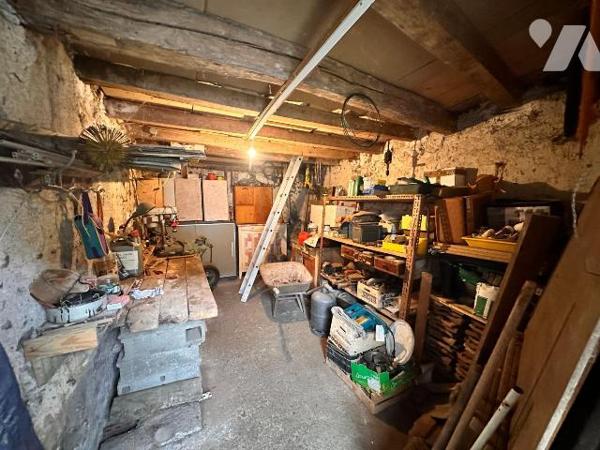 Maison d'habitation comprenant : une cuisine avec un accès à un cellier, une salle de bains, un...