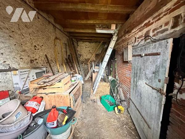 Maison d'habitation comprenant : une cuisine avec un accès à un cellier, une salle de bains, un...