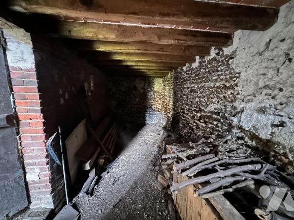 Maison d'habitation comprenant : une cuisine avec un accès à un cellier, une salle de bains, un...