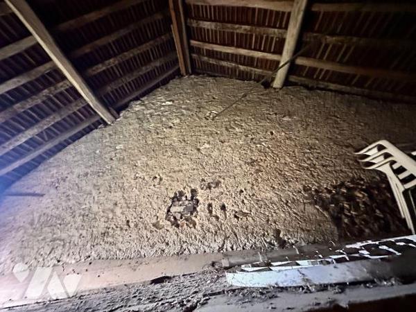 Maison d'habitation comprenant : une cuisine avec un accès à un cellier, une salle de bains, un...