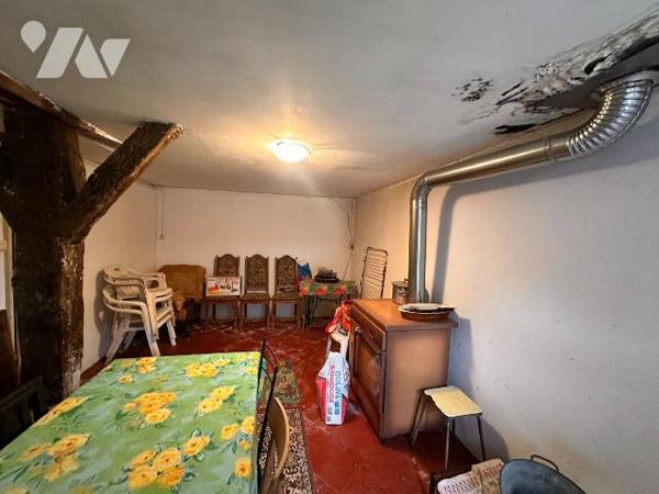 Maison d'habitation comprenant : une cuisine avec un accès à un cellier, une salle de bains, un...