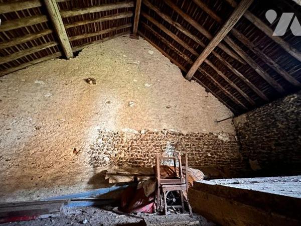 Maison d'habitation comprenant : une cuisine avec un accès à un cellier, une salle de bains, un...