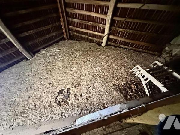 Maison d'habitation comprenant : une cuisine avec un accès à un cellier, une salle de bains, un...