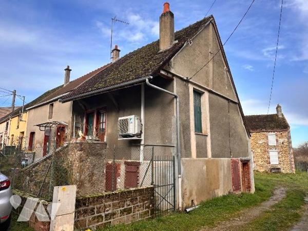 Maison d'habitation comprenant : une cuisine avec un accès à un cellier, une salle de bains, un...