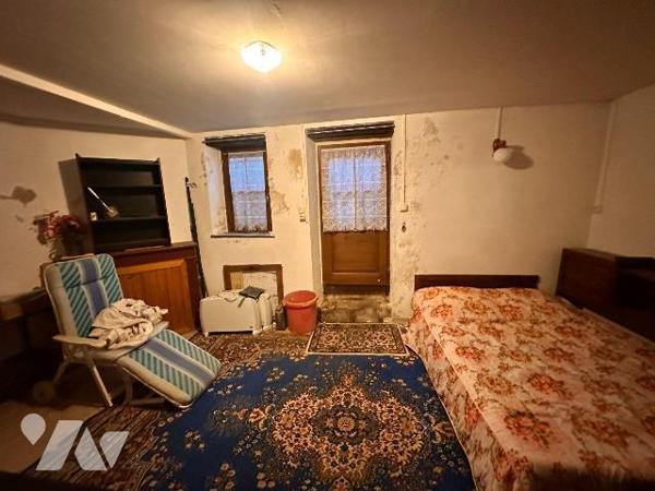 Maison d'habitation comprenant : une cuisine avec un accès à un cellier, une salle de bains, un...