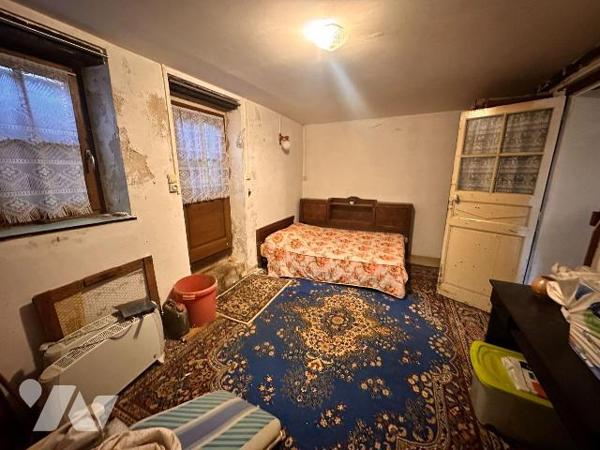 Maison d'habitation comprenant : une cuisine avec un accès à un cellier, une salle de bains, un...