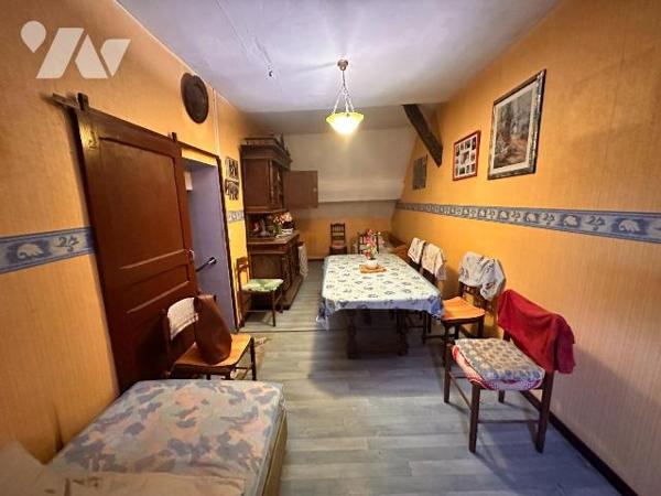 Maison d'habitation comprenant : une cuisine avec un accès à un cellier, une salle de bains, un...