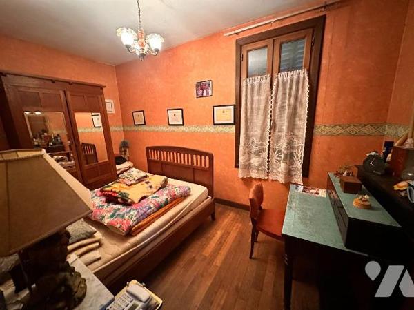 Maison d'habitation comprenant : une cuisine avec un accès à un cellier, une salle de bains, un...