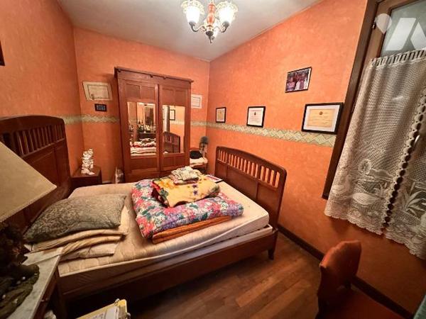 Maison d'habitation comprenant : une cuisine avec un accès à un cellier, une salle de bains, un...