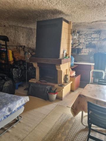 MAISON TROGLODYTIQUE  AVEC CAVES ET TERRAINS