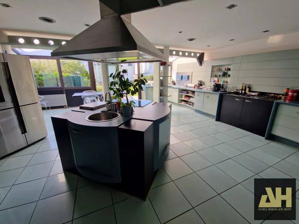 BREST PROXIMITÉ FAC DE MÉDECINE - BELLE PROPRIÉTÉ DE PLUS DE 285 M2 HABITABLES - RARE SUR LE MARCHÉ BRESTOIS