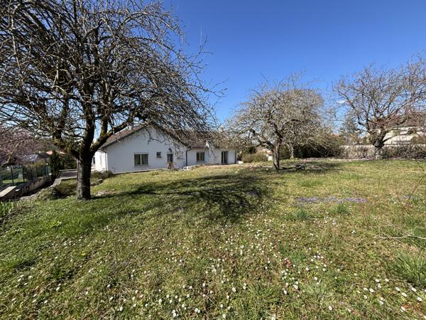 CHATILLON SUR SEINE : maison de 230m² proche du centre ville année 1960 avec terrain de 1700m². Châtillon-sur-Seine (21400)