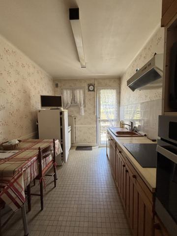 CHATILLON SUR SEINE : maison de 230m² proche du centre ville année 1960 avec terrain de 1700m². Châtillon-sur-Seine (21400)