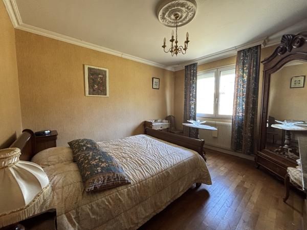 CHATILLON SUR SEINE : maison de 230m² proche du centre ville année 1960 avec terrain de 1700m². Châtillon-sur-Seine (21400)