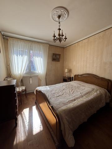 CHATILLON SUR SEINE : maison de 230m² proche du centre ville année 1960 avec terrain de 1700m². Châtillon-sur-Seine (21400)