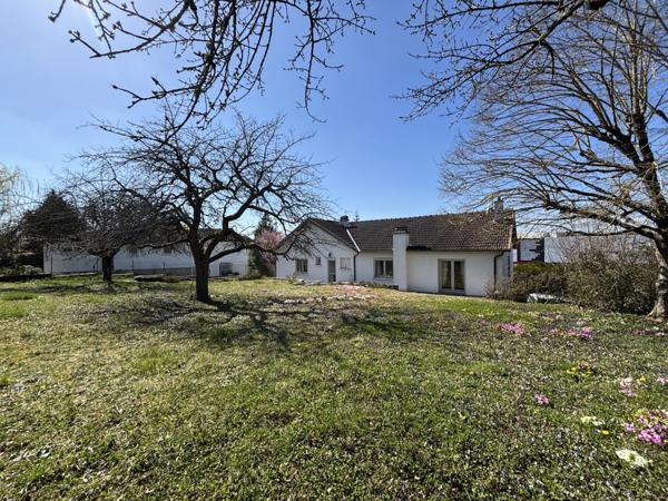 CHATILLON SUR SEINE : maison de 230m² proche du centre ville année 1960 avec terrain de 1700m². Châtillon-sur-Seine (21400)