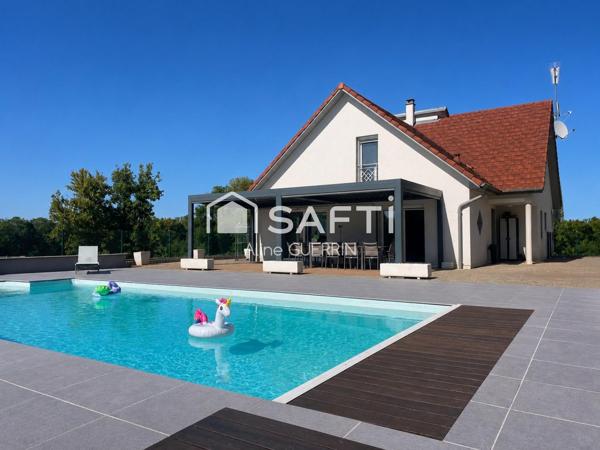 Belle maison à l'architecture soignée de 190 m² avec piscine sur sous-sol complet et terrain de 1078 m².