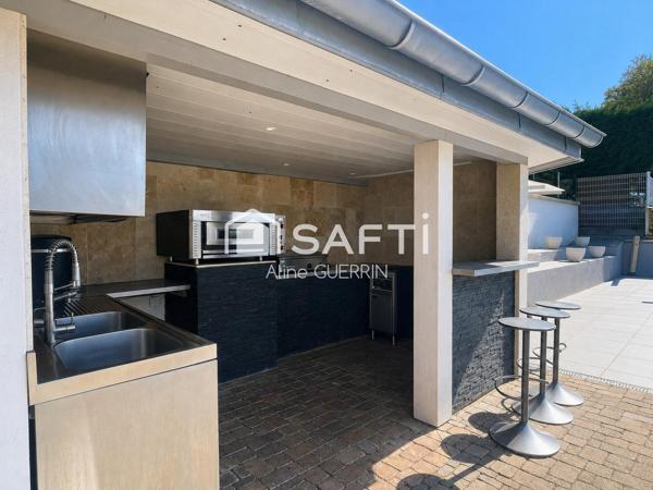 Belle maison à l'architecture soignée de 190 m² avec piscine sur sous-sol complet et terrain de 1078 m².