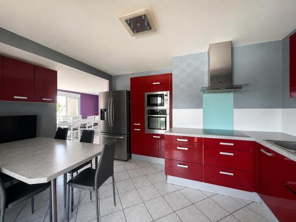 Belle maison à l'architecture soignée de 190 m² avec piscine sur sous-sol complet et terrain de 1078 m².