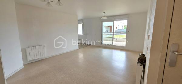 Venez découvrir cet appartement de 69 m² avec terrasse couverte et parking sur la commune de Sainte-Gemmes-sur-Loire

Situé au 1er étage d'une résidence calme et bien entretenue sur la commune prisée de Sainte-Gemmes-sur-Loire, découvrez cet agréable appartement de 69 m², offrant un cadre de vie confortable à seulement quelques minutes d'Angers.

Il se compose d'une belle pièce de vie lumineuse, d'une cuisine, de deux chambres, ainsi que d'une salle d'eau.

L'ensemble des pièces de vie s'ouvre sur une agréable terrasse couverte, idéale pour profiter des beaux jours en toute saison.
Un stationnement privatif en sous-sol, avec accès direct à l'immeuble, vient compléter ce bien et apporte un véritable confort au quotidien.

Les atouts :
Appartement de 69 m²
Résidence calme et sécurisée
Situé au 1er étage
Belle terrasse couverte
Deux chambres
Stationnement privatif en sous-sol avec accès direct à l'immeuble
Chauffage électrique
DPE : C, garantissant une bonne performance énergétique
Proche des commerces, des écoles, des transports et des portes d'Angers

Cet appartement est idéal pour un premier achat, un jeune couple, une petite famille ou un investissement locatif.

Une belle opportunité à découvrir sans tarder !