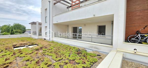 Venez découvrir cet appartement de 69 m² avec terrasse couverte et parking sur la commune de Sainte-Gemmes-sur-Loire

Situé au 1er étage d'une résidence calme et bien entretenue sur la commune prisée de Sainte-Gemmes-sur-Loire, découvrez cet agréable appartement de 69 m², offrant un cadre de vie confortable à seulement quelques minutes d'Angers.

Il se compose d'une belle pièce de vie lumineuse, d'une cuisine, de deux chambres, ainsi que d'une salle d'eau.

L'ensemble des pièces de vie s'ouvre sur une agréable terrasse couverte, idéale pour profiter des beaux jours en toute saison.
Un stationnement privatif en sous-sol, avec accès direct à l'immeuble, vient compléter ce bien et apporte un véritable confort au quotidien.

Les atouts :
Appartement de 69 m²
Résidence calme et sécurisée
Situé au 1er étage
Belle terrasse couverte
Deux chambres
Stationnement privatif en sous-sol avec accès direct à l'immeuble
Chauffage électrique
DPE : C, garantissant une bonne performance énergétique
Proche des commerces, des écoles, des transports et des portes d'Angers

Cet appartement est idéal pour un premier achat, un jeune couple, une petite famille ou un investissement locatif.

Une belle opportunité à découvrir sans tarder !