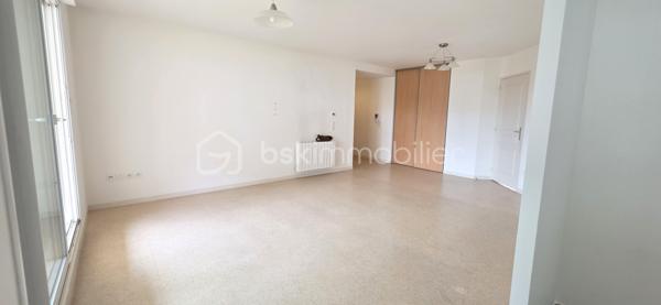 Venez découvrir cet appartement de 69 m² avec terrasse couverte et parking sur la commune de Sainte-Gemmes-sur-Loire

Situé au 1er étage d'une résidence calme et bien entretenue sur la commune prisée de Sainte-Gemmes-sur-Loire, découvrez cet agréable appartement de 69 m², offrant un cadre de vie confortable à seulement quelques minutes d'Angers.

Il se compose d'une belle pièce de vie lumineuse, d'une cuisine, de deux chambres, ainsi que d'une salle d'eau.

L'ensemble des pièces de vie s'ouvre sur une agréable terrasse couverte, idéale pour profiter des beaux jours en toute saison.
Un stationnement privatif en sous-sol, avec accès direct à l'immeuble, vient compléter ce bien et apporte un véritable confort au quotidien.

Les atouts :
Appartement de 69 m²
Résidence calme et sécurisée
Situé au 1er étage
Belle terrasse couverte
Deux chambres
Stationnement privatif en sous-sol avec accès direct à l'immeuble
Chauffage électrique
DPE : C, garantissant une bonne performance énergétique
Proche des commerces, des écoles, des transports et des portes d'Angers

Cet appartement est idéal pour un premier achat, un jeune couple, une petite famille ou un investissement locatif.

Une belle opportunité à découvrir sans tarder !