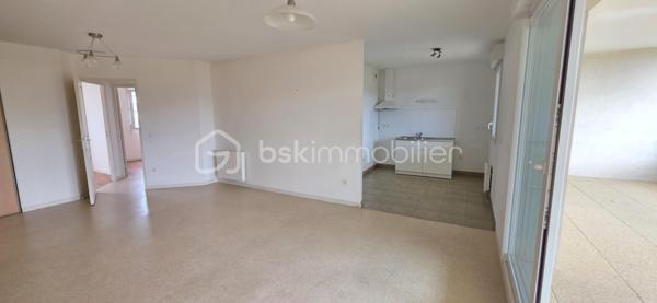 Venez découvrir cet appartement de 69 m² avec terrasse couverte et parking sur la commune de Sainte-Gemmes-sur-Loire

Situé au 1er étage d'une résidence calme et bien entretenue sur la commune prisée de Sainte-Gemmes-sur-Loire, découvrez cet agréable appartement de 69 m², offrant un cadre de vie confortable à seulement quelques minutes d'Angers.

Il se compose d'une belle pièce de vie lumineuse, d'une cuisine, de deux chambres, ainsi que d'une salle d'eau.

L'ensemble des pièces de vie s'ouvre sur une agréable terrasse couverte, idéale pour profiter des beaux jours en toute saison.
Un stationnement privatif en sous-sol, avec accès direct à l'immeuble, vient compléter ce bien et apporte un véritable confort au quotidien.

Les atouts :
Appartement de 69 m²
Résidence calme et sécurisée
Situé au 1er étage
Belle terrasse couverte
Deux chambres
Stationnement privatif en sous-sol avec accès direct à l'immeuble
Chauffage électrique
DPE : C, garantissant une bonne performance énergétique
Proche des commerces, des écoles, des transports et des portes d'Angers

Cet appartement est idéal pour un premier achat, un jeune couple, une petite famille ou un investissement locatif.

Une belle opportunité à découvrir sans tarder !