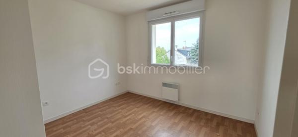 Venez découvrir cet appartement de 69 m² avec terrasse couverte et parking sur la commune de Sainte-Gemmes-sur-Loire

Situé au 1er étage d'une résidence calme et bien entretenue sur la commune prisée de Sainte-Gemmes-sur-Loire, découvrez cet agréable appartement de 69 m², offrant un cadre de vie confortable à seulement quelques minutes d'Angers.

Il se compose d'une belle pièce de vie lumineuse, d'une cuisine, de deux chambres, ainsi que d'une salle d'eau.

L'ensemble des pièces de vie s'ouvre sur une agréable terrasse couverte, idéale pour profiter des beaux jours en toute saison.
Un stationnement privatif en sous-sol, avec accès direct à l'immeuble, vient compléter ce bien et apporte un véritable confort au quotidien.

Les atouts :
Appartement de 69 m²
Résidence calme et sécurisée
Situé au 1er étage
Belle terrasse couverte
Deux chambres
Stationnement privatif en sous-sol avec accès direct à l'immeuble
Chauffage électrique
DPE : C, garantissant une bonne performance énergétique
Proche des commerces, des écoles, des transports et des portes d'Angers

Cet appartement est idéal pour un premier achat, un jeune couple, une petite famille ou un investissement locatif.

Une belle opportunité à découvrir sans tarder !
