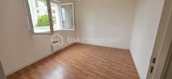 Venez découvrir cet appartement de 69 m² avec terrasse couverte et parking sur la commune de Sainte-Gemmes-sur-Loire

Situé au 1er étage d'une résidence calme et bien entretenue sur la commune prisée de Sainte-Gemmes-sur-Loire, découvrez cet agréable appartement de 69 m², offrant un cadre de vie confortable à seulement quelques minutes d'Angers.

Il se compose d'une belle pièce de vie lumineuse, d'une cuisine, de deux chambres, ainsi que d'une salle d'eau.

L'ensemble des pièces de vie s'ouvre sur une agréable terrasse couverte, idéale pour profiter des beaux jours en toute saison.
Un stationnement privatif en sous-sol, avec accès direct à l'immeuble, vient compléter ce bien et apporte un véritable confort au quotidien.

Les atouts :
Appartement de 69 m²
Résidence calme et sécurisée
Situé au 1er étage
Belle terrasse couverte
Deux chambres
Stationnement privatif en sous-sol avec accès direct à l'immeuble
Chauffage électrique
DPE : C, garantissant une bonne performance énergétique
Proche des commerces, des écoles, des transports et des portes d'Angers

Cet appartement est idéal pour un premier achat, un jeune couple, une petite famille ou un investissement locatif.

Une belle opportunité à découvrir sans tarder !