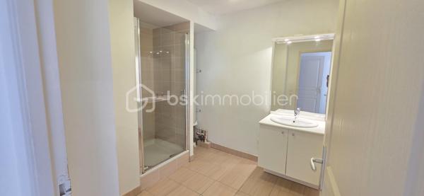 Venez découvrir cet appartement de 69 m² avec terrasse couverte et parking sur la commune de Sainte-Gemmes-sur-Loire

Situé au 1er étage d'une résidence calme et bien entretenue sur la commune prisée de Sainte-Gemmes-sur-Loire, découvrez cet agréable appartement de 69 m², offrant un cadre de vie confortable à seulement quelques minutes d'Angers.

Il se compose d'une belle pièce de vie lumineuse, d'une cuisine, de deux chambres, ainsi que d'une salle d'eau.

L'ensemble des pièces de vie s'ouvre sur une agréable terrasse couverte, idéale pour profiter des beaux jours en toute saison.
Un stationnement privatif en sous-sol, avec accès direct à l'immeuble, vient compléter ce bien et apporte un véritable confort au quotidien.

Les atouts :
Appartement de 69 m²
Résidence calme et sécurisée
Situé au 1er étage
Belle terrasse couverte
Deux chambres
Stationnement privatif en sous-sol avec accès direct à l'immeuble
Chauffage électrique
DPE : C, garantissant une bonne performance énergétique
Proche des commerces, des écoles, des transports et des portes d'Angers

Cet appartement est idéal pour un premier achat, un jeune couple, une petite famille ou un investissement locatif.

Une belle opportunité à découvrir sans tarder !