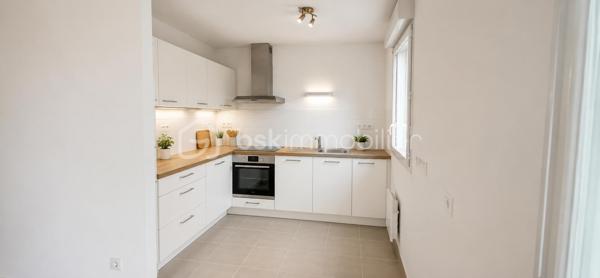 Venez découvrir cet appartement de 69 m² avec terrasse couverte et parking sur la commune de Sainte-Gemmes-sur-Loire

Situé au 1er étage d'une résidence calme et bien entretenue sur la commune prisée de Sainte-Gemmes-sur-Loire, découvrez cet agréable appartement de 69 m², offrant un cadre de vie confortable à seulement quelques minutes d'Angers.

Il se compose d'une belle pièce de vie lumineuse, d'une cuisine, de deux chambres, ainsi que d'une salle d'eau.

L'ensemble des pièces de vie s'ouvre sur une agréable terrasse couverte, idéale pour profiter des beaux jours en toute saison.
Un stationnement privatif en sous-sol, avec accès direct à l'immeuble, vient compléter ce bien et apporte un véritable confort au quotidien.

Les atouts :
Appartement de 69 m²
Résidence calme et sécurisée
Situé au 1er étage
Belle terrasse couverte
Deux chambres
Stationnement privatif en sous-sol avec accès direct à l'immeuble
Chauffage électrique
DPE : C, garantissant une bonne performance énergétique
Proche des commerces, des écoles, des transports et des portes d'Angers

Cet appartement est idéal pour un premier achat, un jeune couple, une petite famille ou un investissement locatif.

Une belle opportunité à découvrir sans tarder !