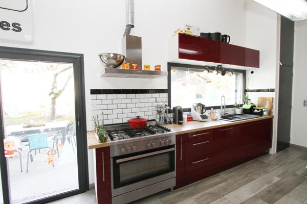 Atypique ! 2 habitations superbement agencées en 1 maison sur une belle parcelle de terrain arboré