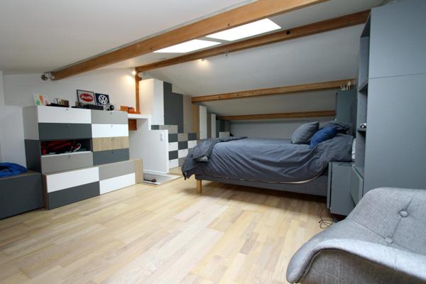 Atypique ! 2 habitations superbement agencées en 1 maison sur une belle parcelle de terrain arboré