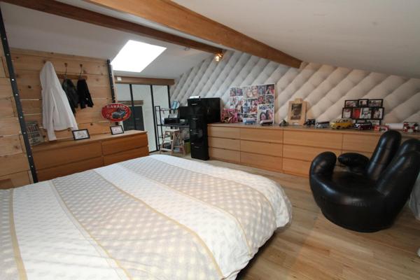 Atypique ! 2 habitations superbement agencées en 1 maison sur une belle parcelle de terrain arboré